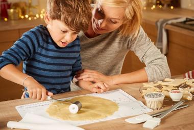 Niño haciendo repostería