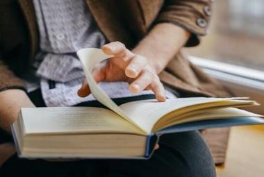 Hombre leyendo un libro