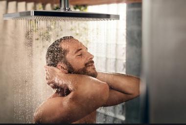 Hombre en la ducha