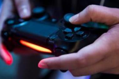 Jugador con un mando de videoconsola