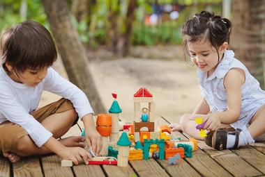 Niños con juguetes sin género