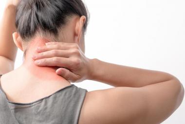 Mujer tocándose el cuello