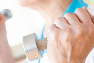 Mujer haciendo pesas