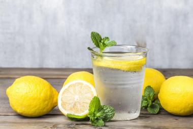 Agua con limón